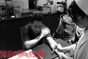 郑某在做血液检测。