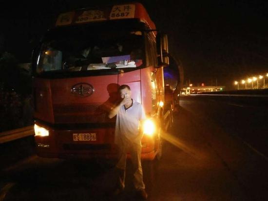 司机开“移动隧道”上高速 主车道熄火吓坏众人