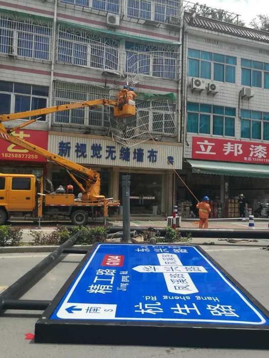 突发!杭州余杭一吊机起吊中突然折断 幸无人伤亡