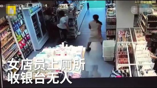 义乌女店员如厕收银台无人 惹怒男店长对其拳脚相加
