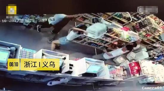 义乌女店员如厕收银台无人 惹怒男店长对其拳脚相加