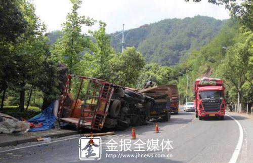 货车在隧道口爆胎导致侧翻 纸板箱掉落一地
