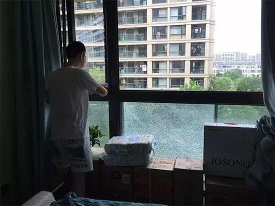 杭州一小区12户人家窗户被打碎 有人因此推迟搬家
