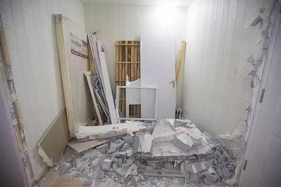 杭州1小区拆除群租房 墙敲掉后两房客的床面对