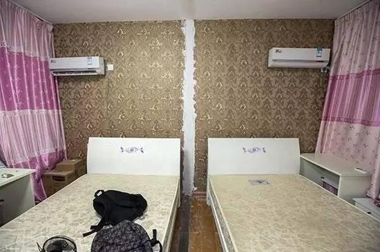 杭州1小区拆除群租房 墙敲掉后两房客的床面对