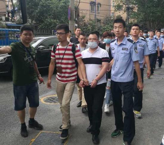 一把紫砂壶牵出2000万骗局 杭州警方抓获110