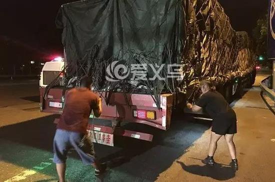 金华高速1半挂车后排现女人大白腿 还随着车子