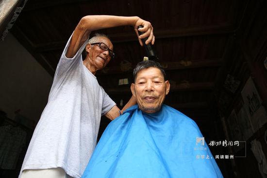 衢州91岁爷爷上门理发 洗头+理发+剃须只收3