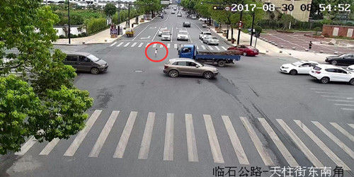 图为:小男孩在路面上乱窜的监控画面.临安警方供图