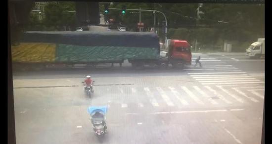 义乌一辆半挂车闯红灯 斑马线上行人被碾压身亡