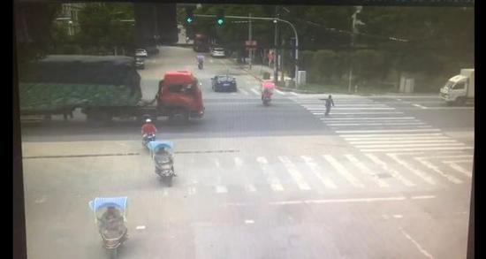 义乌一辆半挂车闯红灯 斑马线上行人被碾压身亡