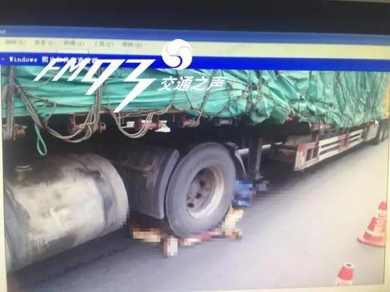 义乌一辆半挂车闯红灯 斑马线上行人被碾压身亡