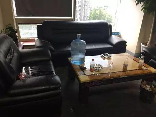 杭州1男子讨债不成泼汽油:拿不到钱我什么都干得出