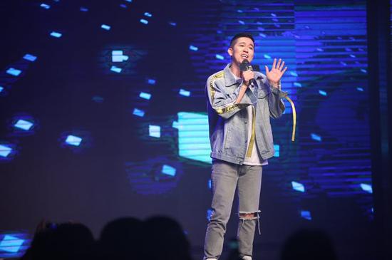 中国第一人声组合“蝌蚪合唱团”的主唱黄海洋,为大赛献上他的个人作品“街角的拥抱” 和“无关于,我寂寞”,一度将现场气氛推向高潮。