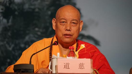 中国佛教协会副会长、浙江省佛教协会名誉会长道慈法师宣读《关于在全国佛教界继续大力深入开展讲经交流活动的倡议书》。