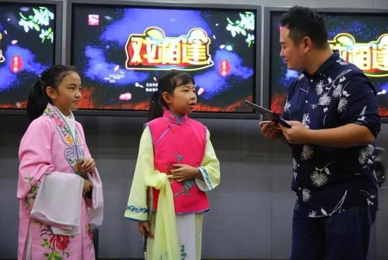 杭州京都小学昆曲社团小演员 李妍睿 邹睿灵 在《戏相逢》看片会现场演绎《牡丹亭》