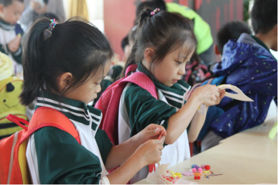 学生们制作罗马假面面具
