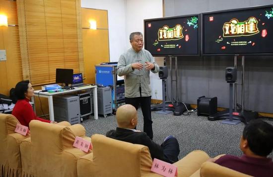 浙江省戏剧家协会主席黄先钢在《戏相逢》看片会现场
