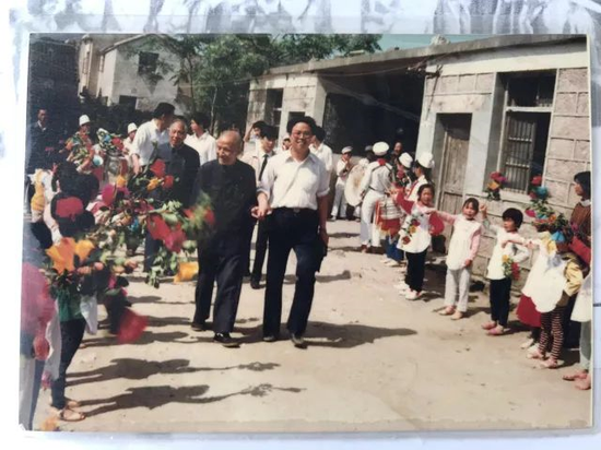 ▲1990年晓村小学创始人,中国教育学会顾问林迪生到晓村小学视察