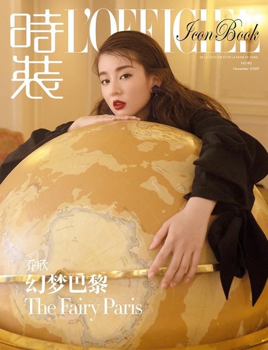 近日,新生代演员乔欣受邀拍摄的一组杂志封面大片全新曝光,精灵少女邂逅幻梦巴黎,玩转百变风格。烈焰红唇妆的斜肩连身裙look独立蔷薇古堡的复古冷艳,高领大衣oversize风格远眺埃菲尔铁塔的慵懒随性,条纹钉珠衬衫搭配镂空西装外套的个性不羁,轻盈黑纱的雪肌红唇长腿杀,亦或是一身红衣炽烈似火,乔欣完美展现多面时尚魅力。怀抱金色地球仪的“可爱乔”自由切换性感摩登的“cool girl 乔”,在古今穿梭的场景中,演绎如梦似幻的时空之旅,带来一场流连忘返的视觉盛宴。