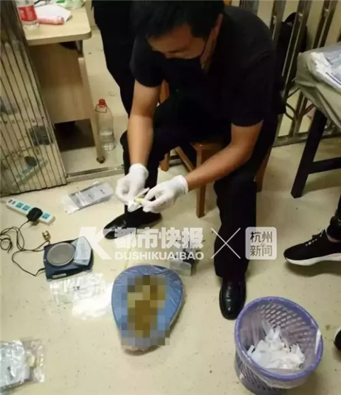 民警洗出了54颗纯度惊人的冰毒胶囊