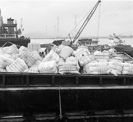 永嘉警方截获从韩国走私的300多吨旧衣服，负责运货的四名船员已被控制