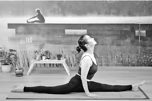 为给邻居老姐妹上课 杭七旬奶奶考出国际瑜伽教练证