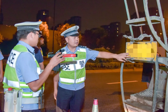 杭州一男子故意遮挡号牌加严重超载 遭禁驾货运车辆