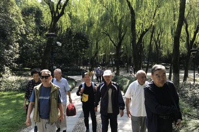 子女又太忙 杭州一群平均年龄超80岁老人准备出国游