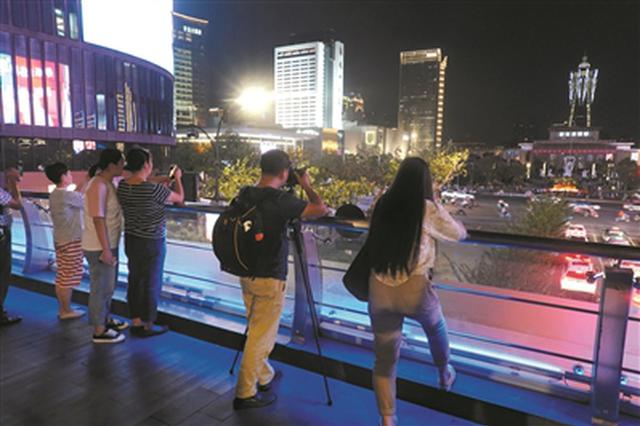 一边延安路一边武林广场 百大天桥成杭州必打卡地之一