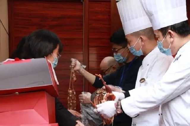 浙江省大二院の食堂では、新鮮な正月用品の味噌肉を提供するために火が出た