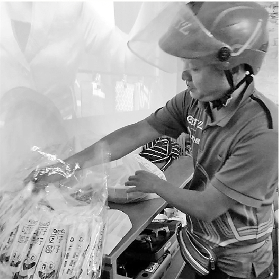 世界杯开幕夜订单响不停 啤酒小吃成为看球标