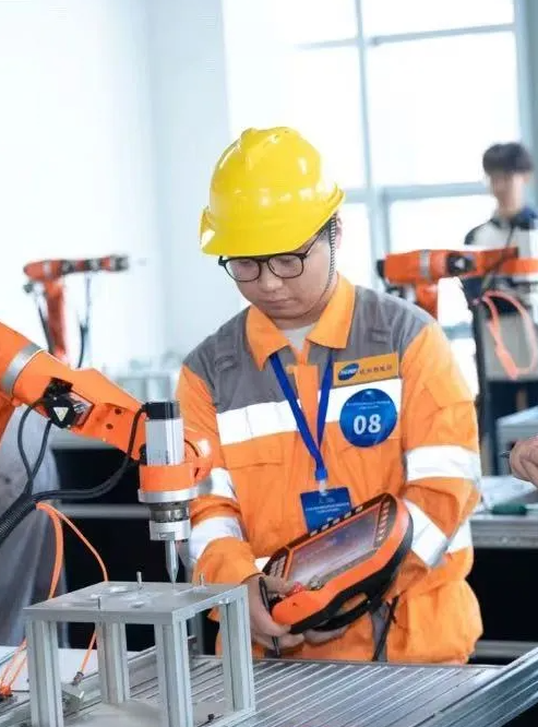 毕业生严小龙就职于中国铁路上海局