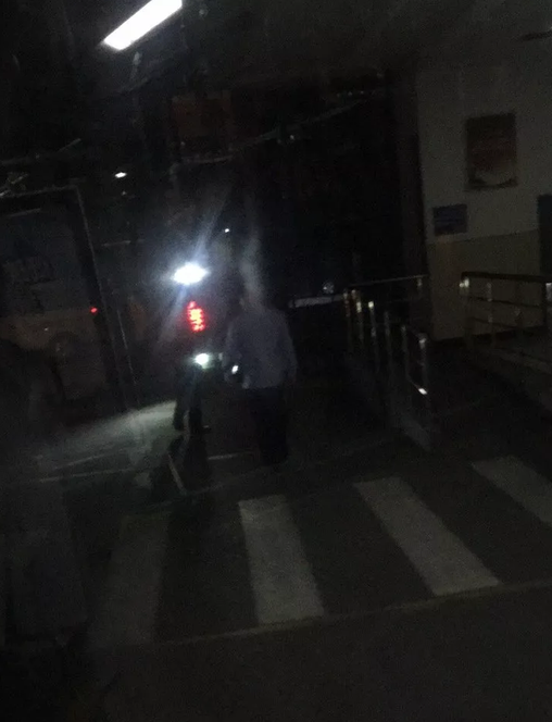 网友拍摄的照片:涂师傅报了警,女孩跟着民警一起回派出所去了。