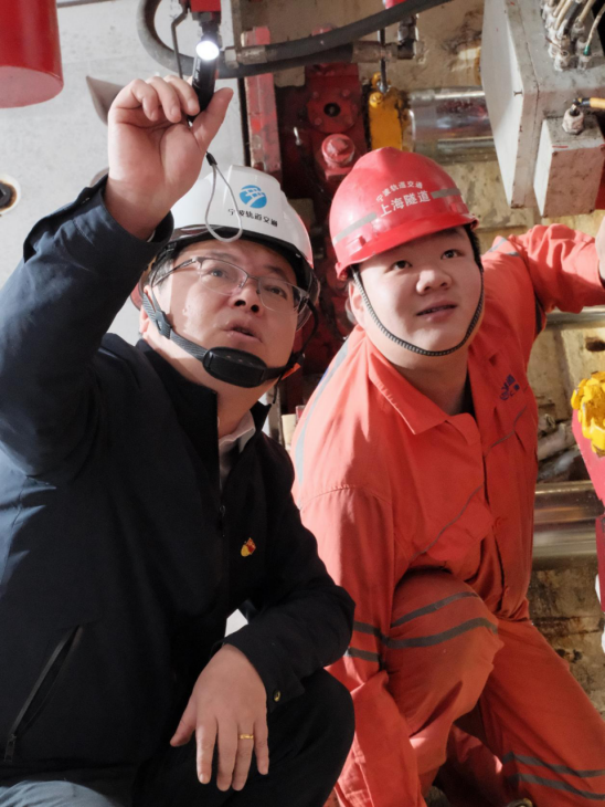 黄毅(左)与类矩形盾构施工人员交流(宁波市轨道交通集团供图)