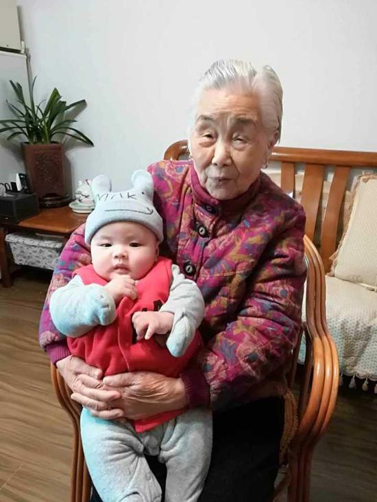 (▲图:去年,叶奶奶的小玄孙出生了)