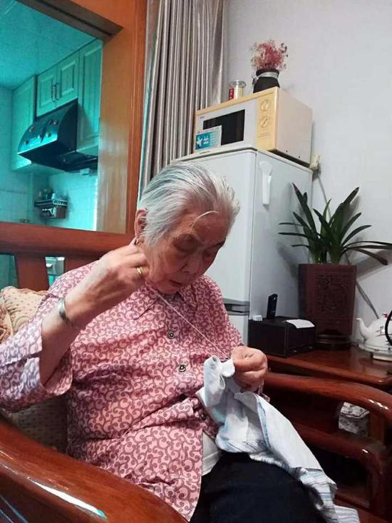 (▲图:去年年底小玄孙出生,叶奶奶还亲手给缝制了一件贴身的婴儿对襟)