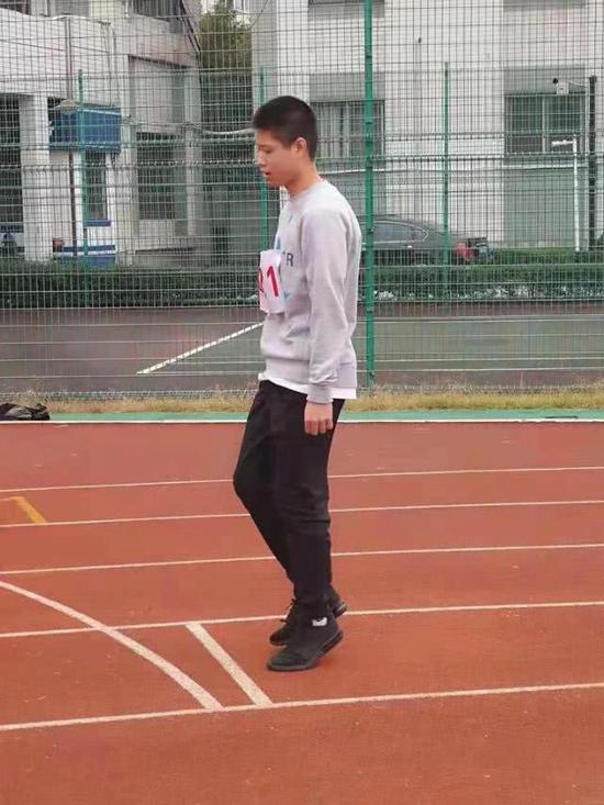(刘同学昨天的着装,灰色卫衣、黑裤子、黑运动鞋,再加黑色外套。)