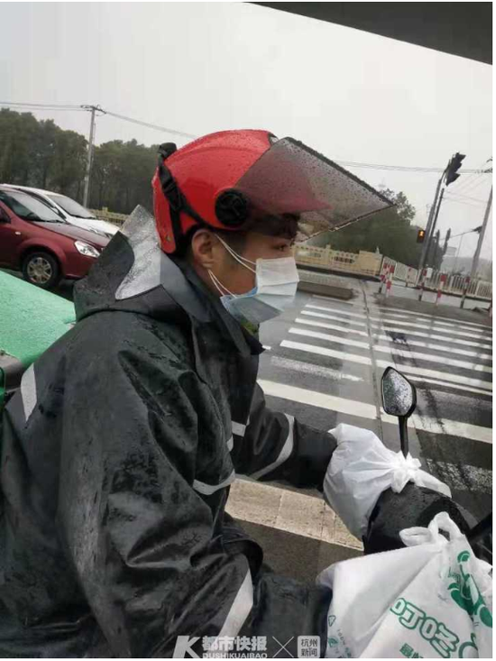 奔波在路上的外卖小哥戴上了口罩