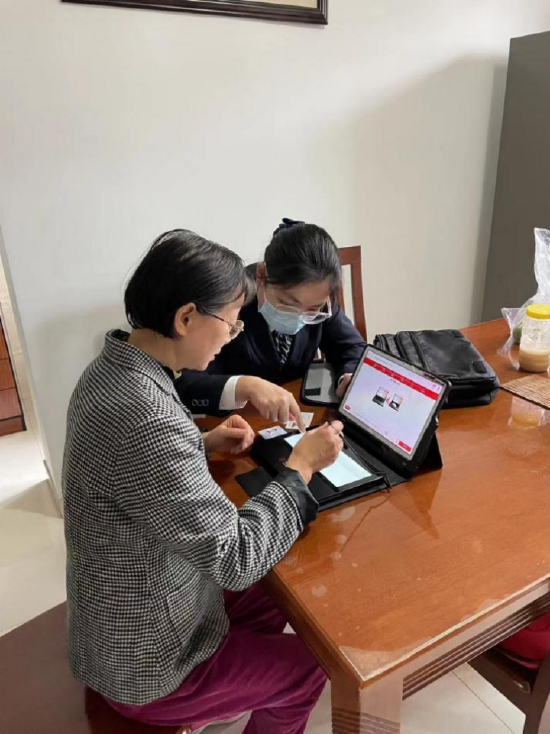 中国银行嘉兴海宁支行上门为老年客户激活第三代市民卡