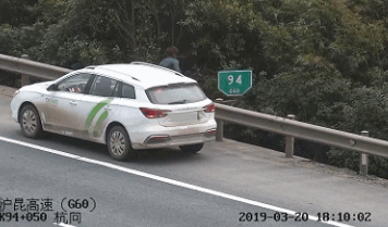 图1:车辆抛锚,驾驶人按照交警指示撤离后仅6秒,发生了惊魂一幕