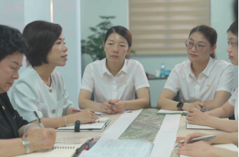 图：苏寒宵与事业伙伴在一起研讨工作