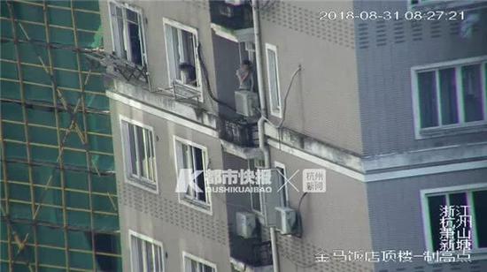 看到这一场景,杨锋果断放弃抓捕,在原地劝她不要做啥事,稳定其情绪。