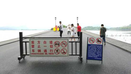 ▲白堤出口,断桥。今晨,步行游客不用再避让自行车等,感觉更舒心啦。