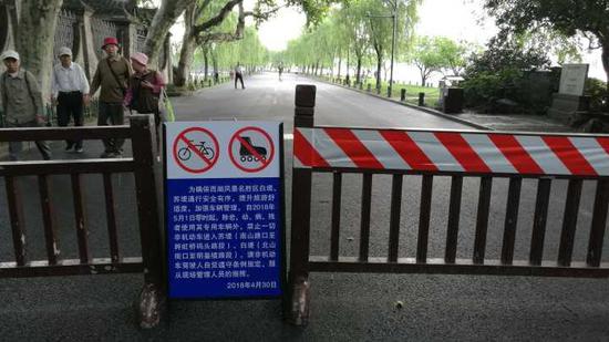 ▲白堤出口,平湖秋月附近。今晨,步行游客不用再避让自行车等,感觉更舒心。