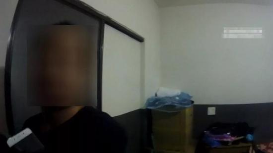 李某某打开门后,民警在他屋内发现了燃烧的火盆