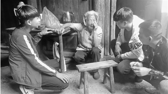 三个小伙伴看望王水莲老人。