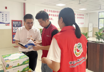 图：工作人员讲解“企安保”保障方案