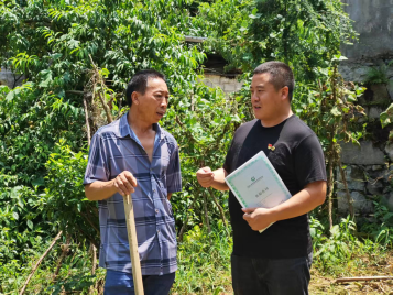 图：蔡小均为父老乡亲提供保单服务