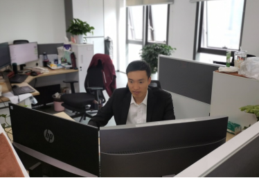 图：谢松宸在办理理赔业务